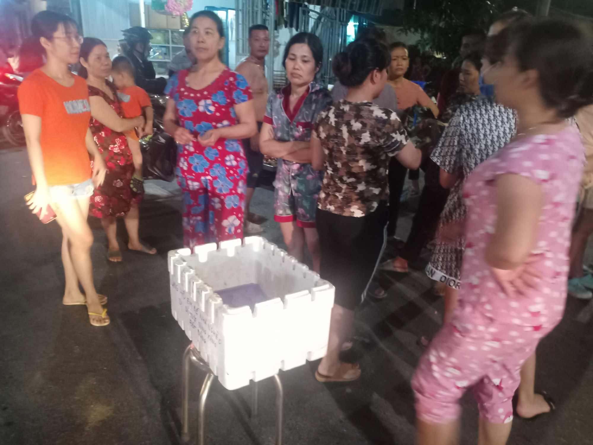 D&igrave; tẩm xăng đốt ch&aacute;u v&igrave; 3 triệu đồng tiền nợ - Ảnh 2.