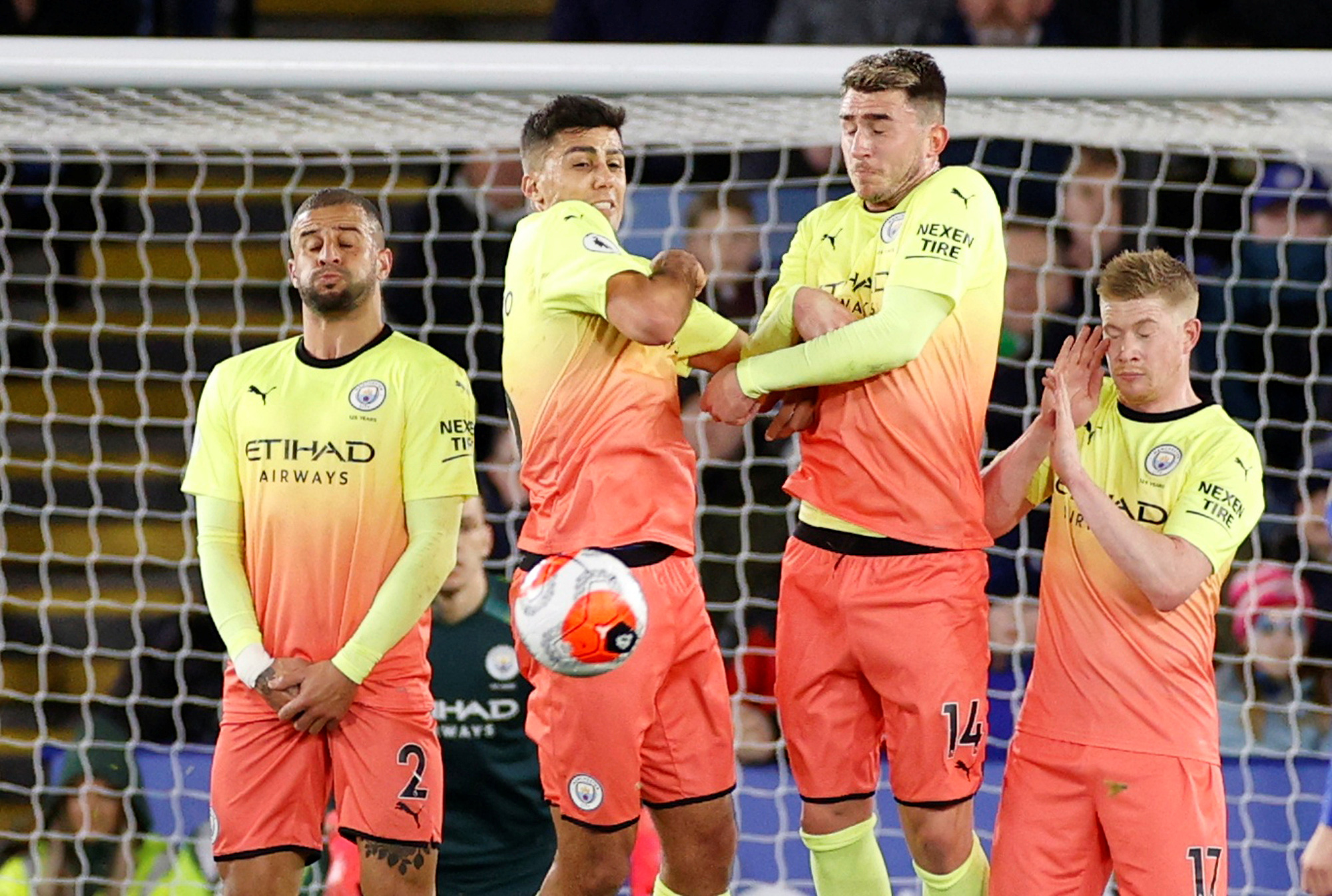 Si&ecirc;u dự bị lập c&ocirc;ng, Man City vượt kh&oacute; đất dữ King Power - Ảnh 3.