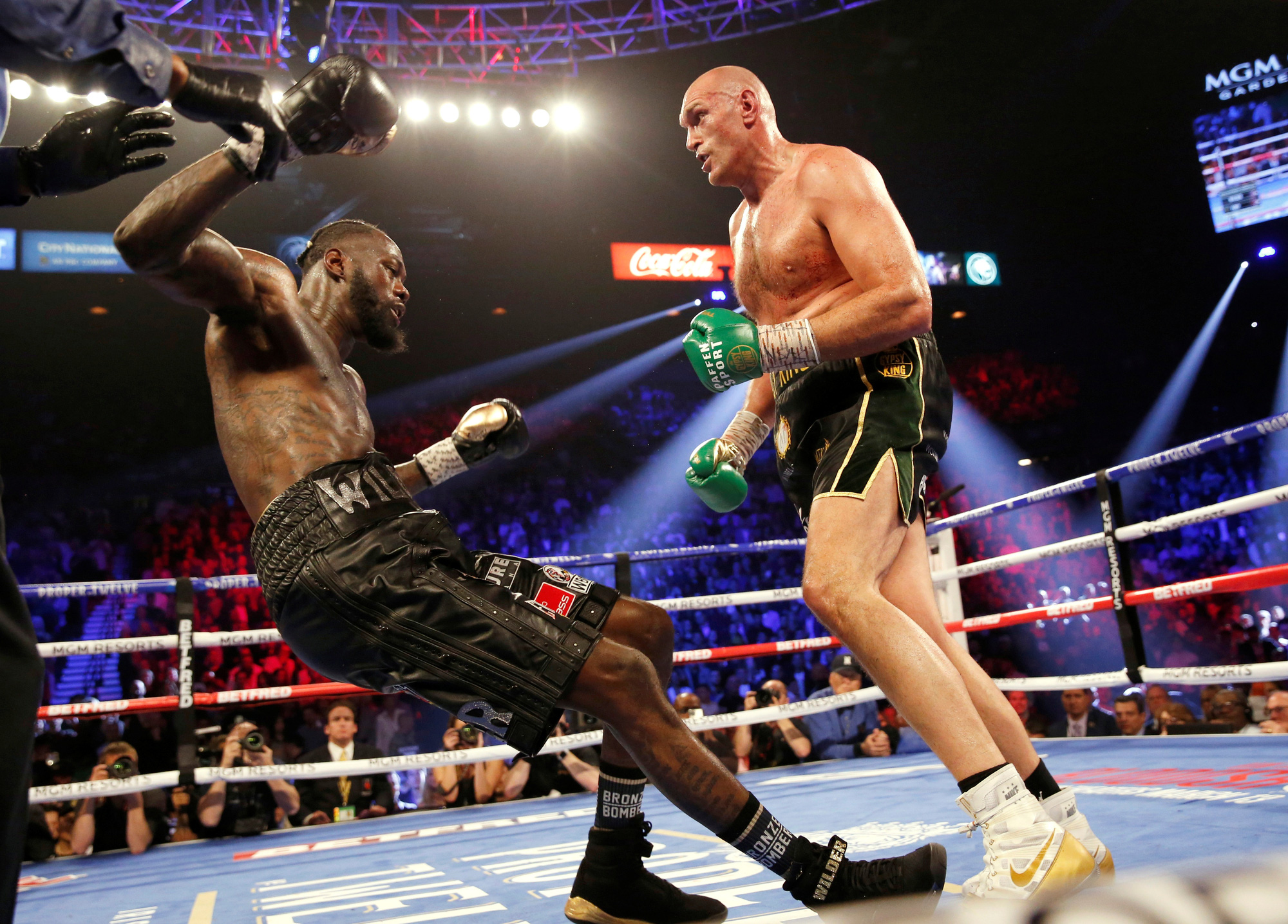 Tyson Fury hạ knock-out Wilder, đoạt đai vô địch WBC - Ảnh 2.
