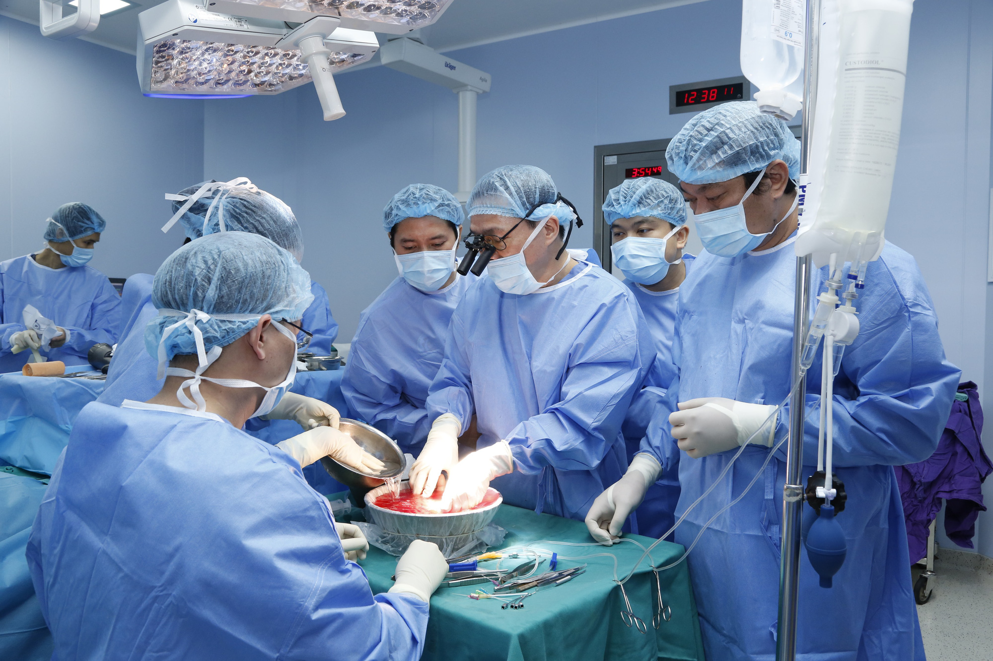 Việt Nam thực hiện th&agrave;nh c&ocirc;ng ca gh&eacute;p chi thể đầu ti&ecirc;n tr&ecirc;n thế giới từ người hiến sống - Ảnh 1.