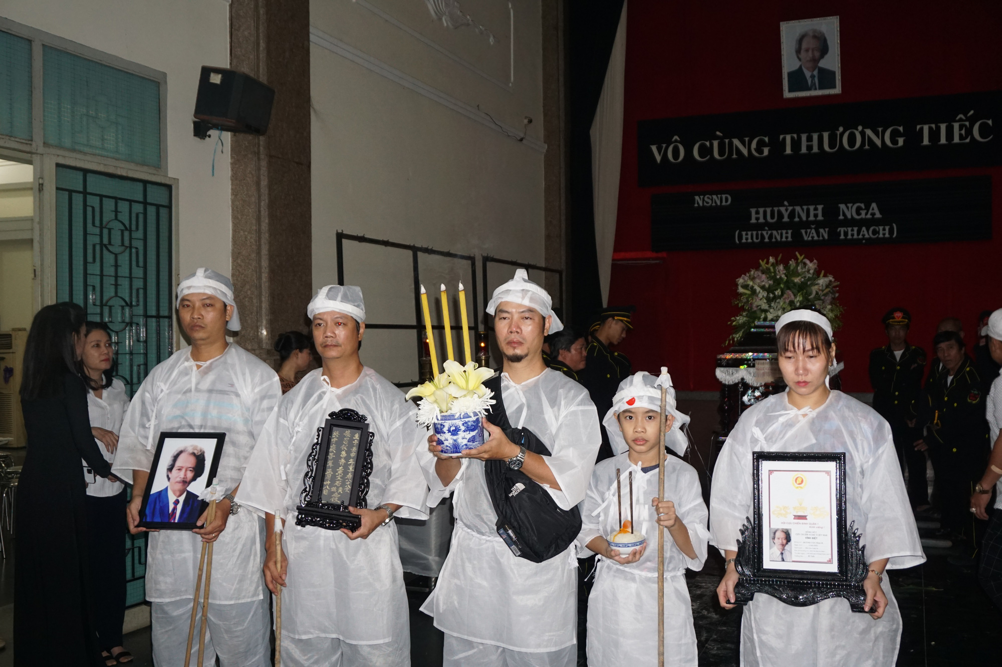 Tiễn đưa NSND Huỳnh Nga về nơi an nghỉ cuối c&ugrave;ng - Ảnh 12.