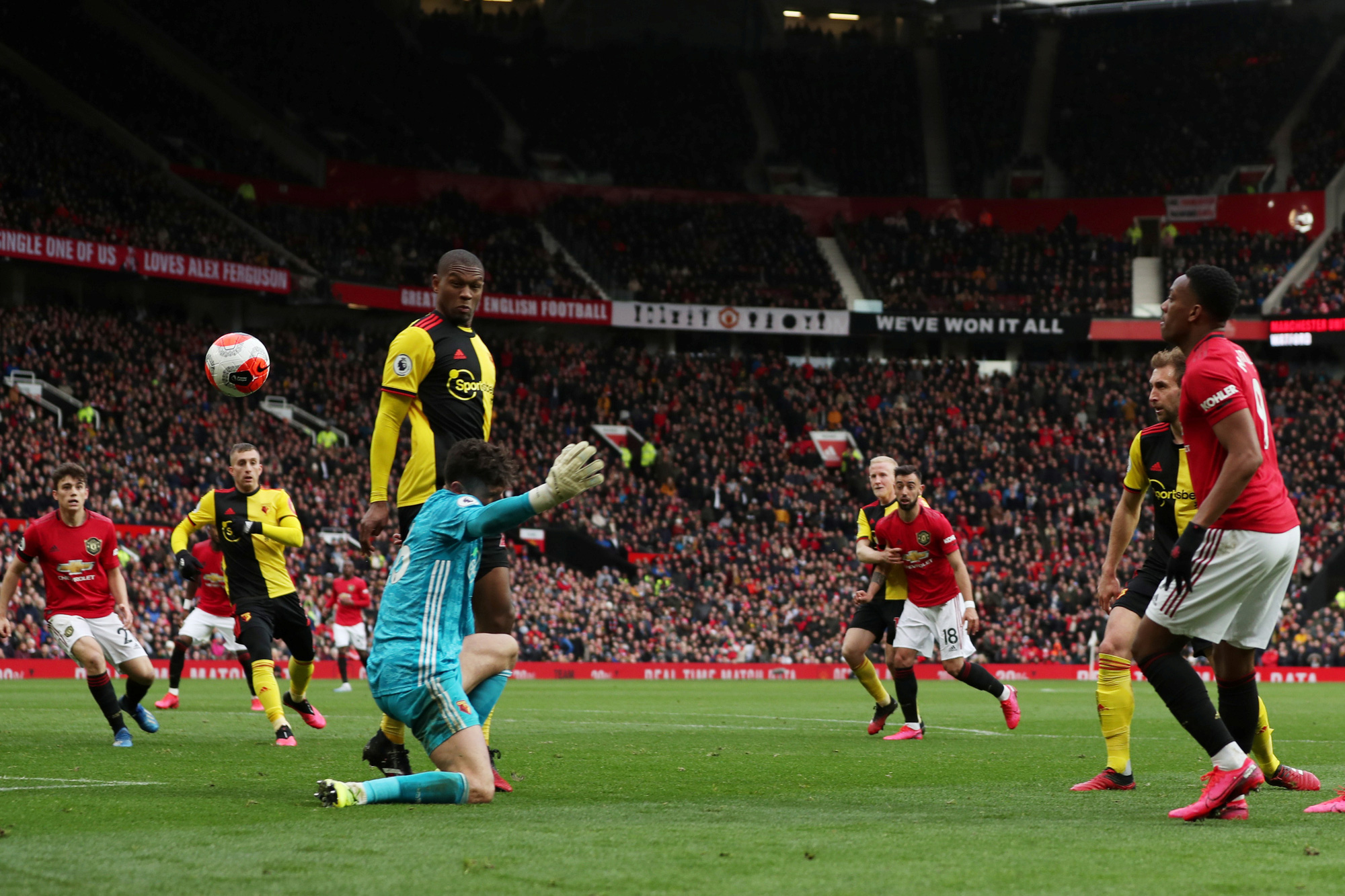 Tân binh Fernandes rực sáng, Man United bay vào Top 5 - Ảnh 6.