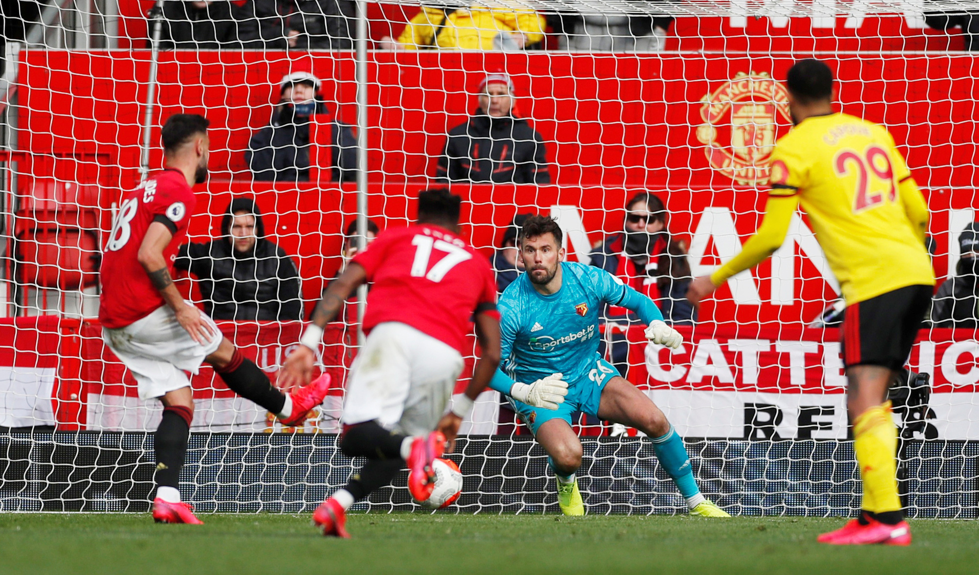 Tân binh Fernandes rực sáng, Man United bay vào Top 5 - Ảnh 3.