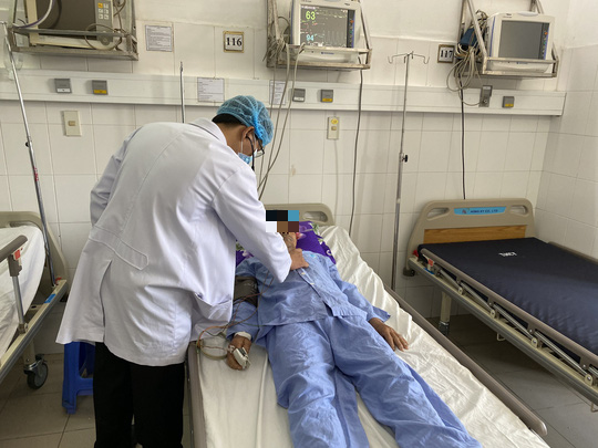 Cứu sống bệnh nh&acirc;n ti&ecirc;u m&aacute;u đỏ bầm, tiền sử h&uacute;t thuốc l&aacute; - Ảnh 1.
