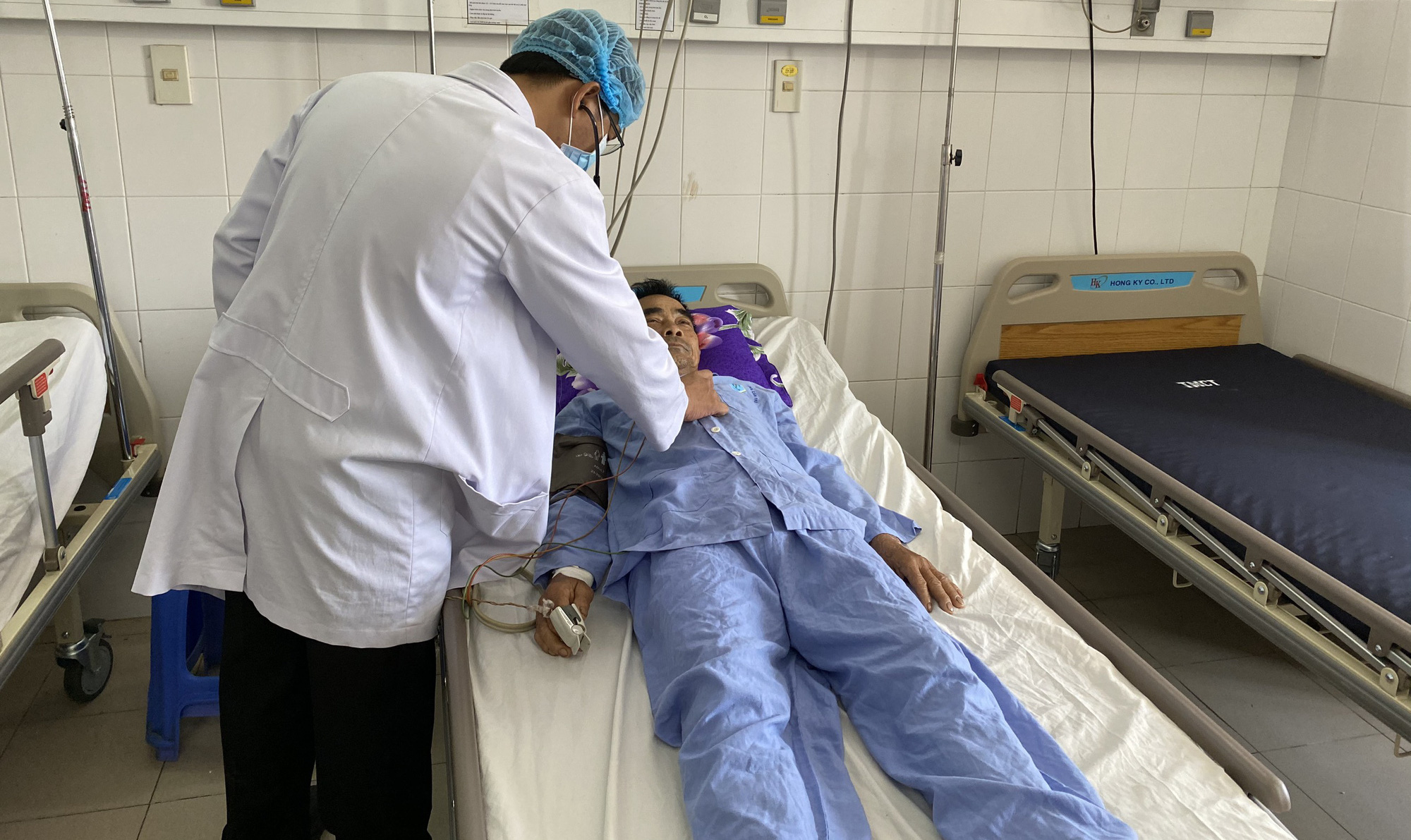 Cứu sống bệnh nhân tiêu máu đỏ bầm, tiền sử hút thuốc lá