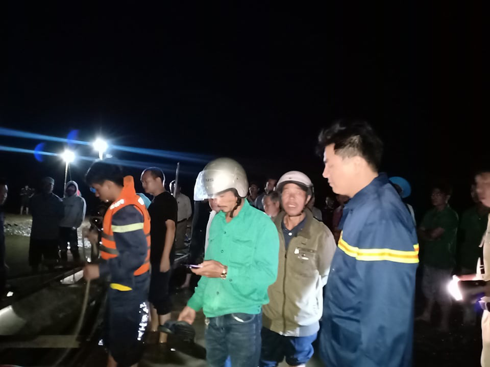 Chủ tịch Quảng Nam tức tốc đến hiện trường vụ lật thuyền khiến 6 người chết v&agrave; mất t&iacute;ch - Ảnh 17.