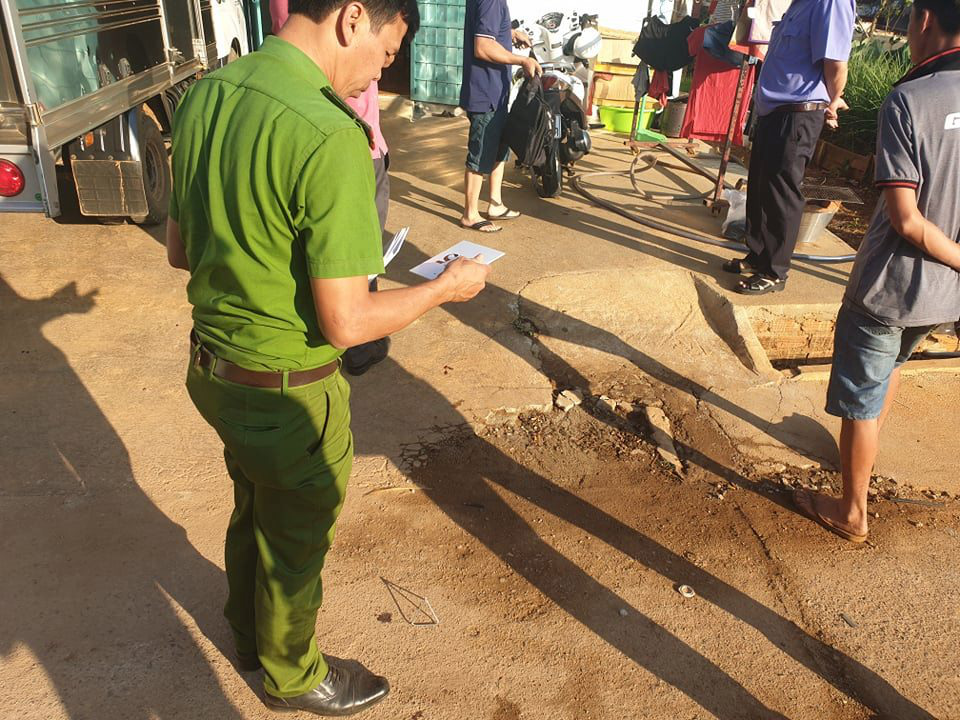 Nghi ngờ gian lận khi đánh bài, đâm bạn tử vong