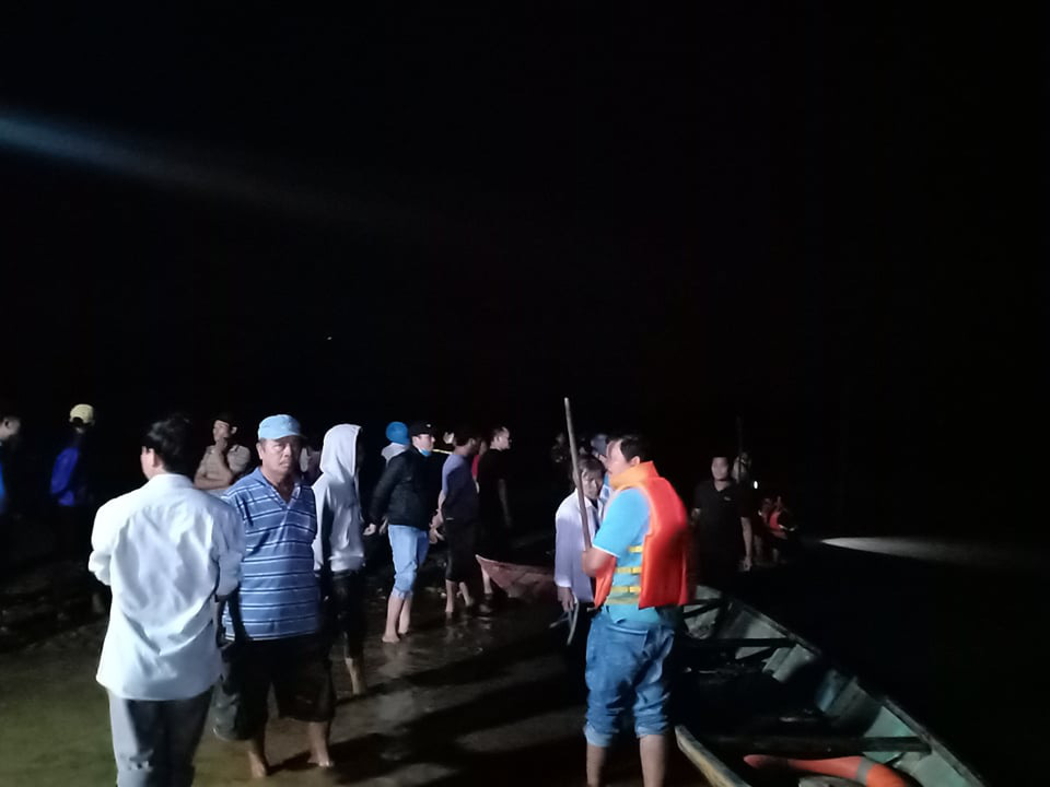Chủ tịch Quảng Nam tức tốc đến hiện trường vụ lật thuyền khiến 6 người chết v&agrave; mất t&iacute;ch - Ảnh 13.