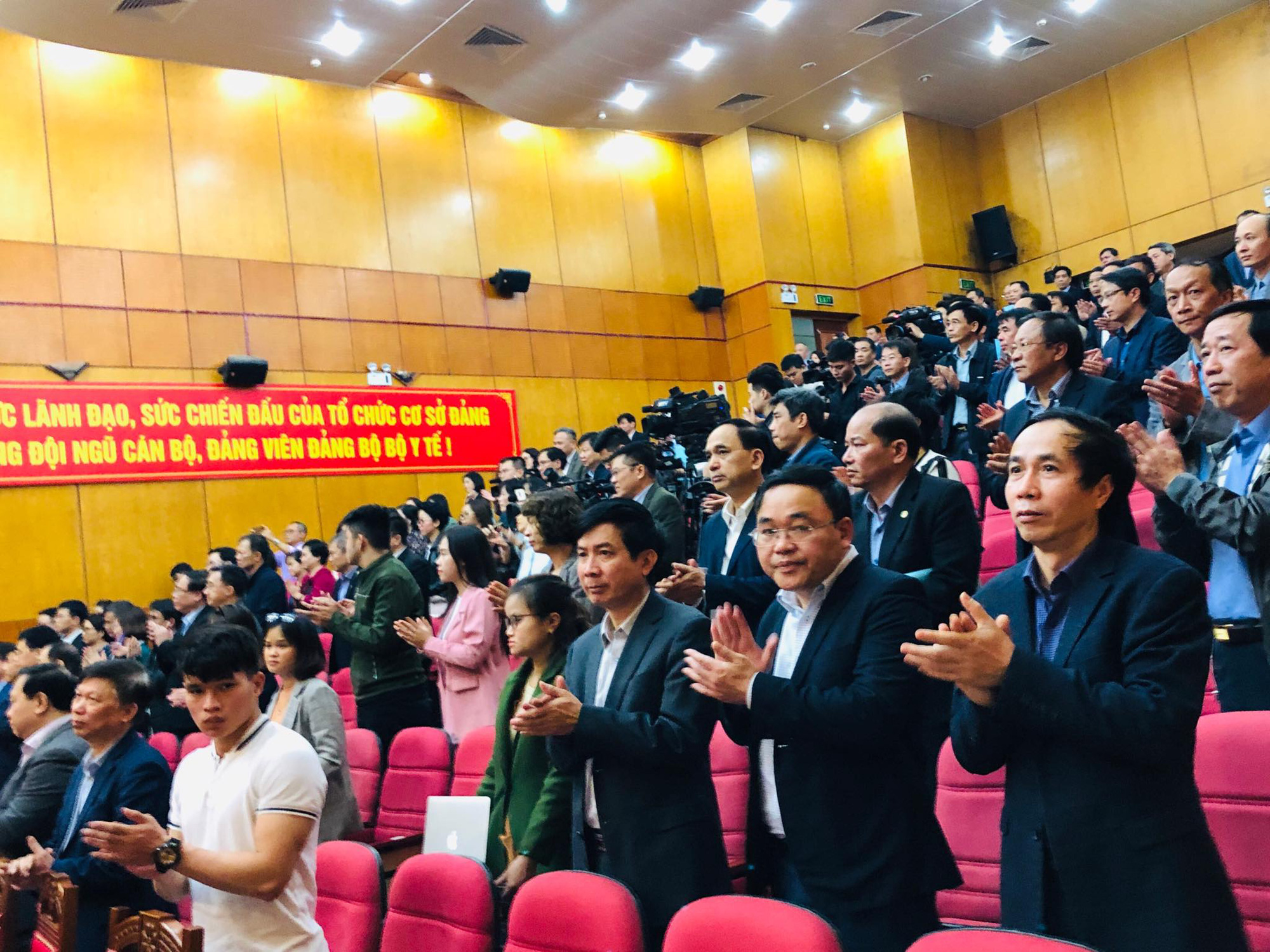 Ph&oacute; Thủ tướng c&ugrave;ng đại biểu ở 700 điểm cầu tri &acirc;n nh&acirc;n vi&ecirc;n y tế nh&acirc;n Ng&agrave;y thầy thuốc VN - Ảnh 6.