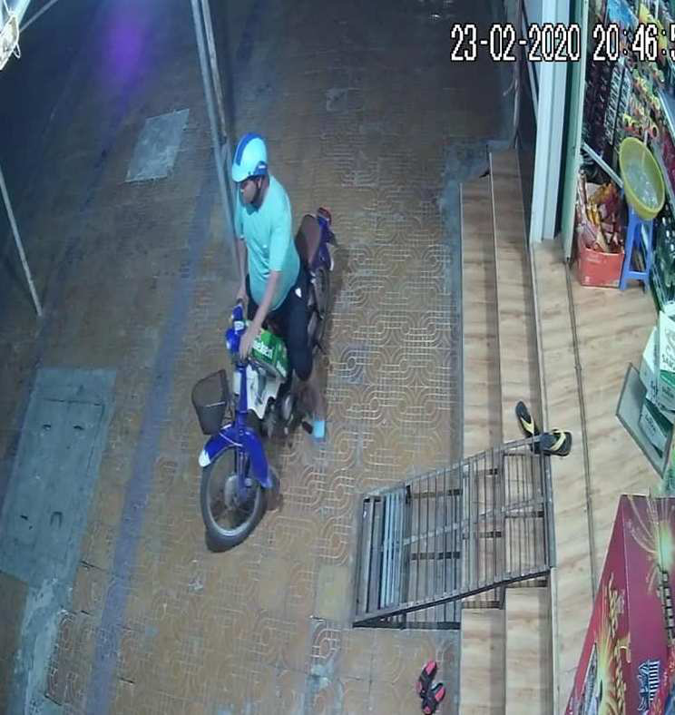 CLIP: Nam thanh ni&ecirc;n 2 lần vờ hỏi mua 2 th&ugrave;ng bia rồi ph&oacute;ng xe bỏ chạy - Ảnh 3.