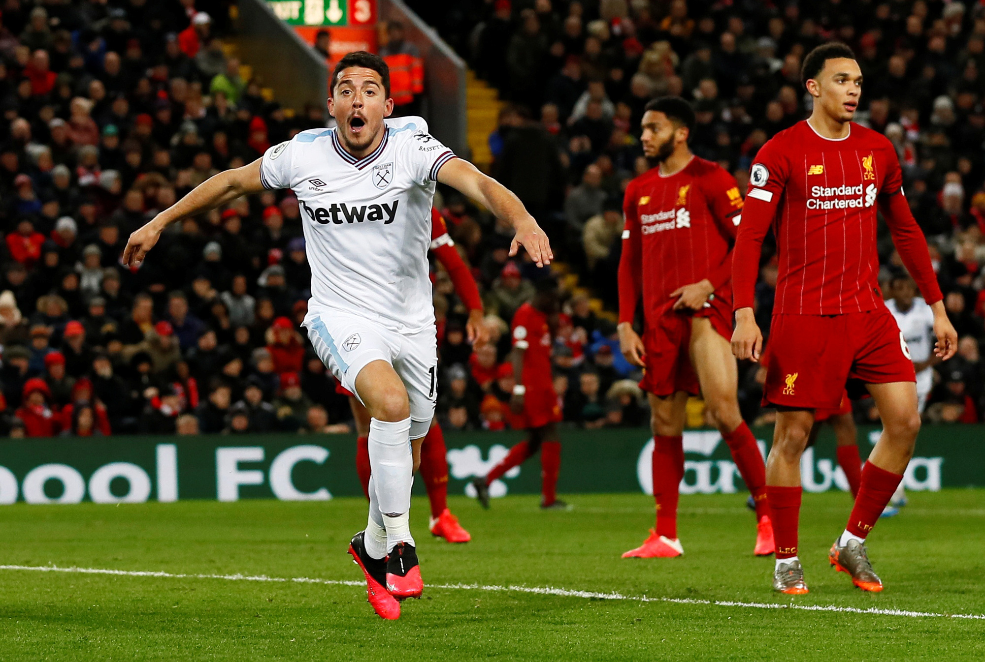 Ngược d&ograve;ng ngoạn mục ở Anfield, Liverpool nối d&agrave;i kỷ lục - Ảnh 5.