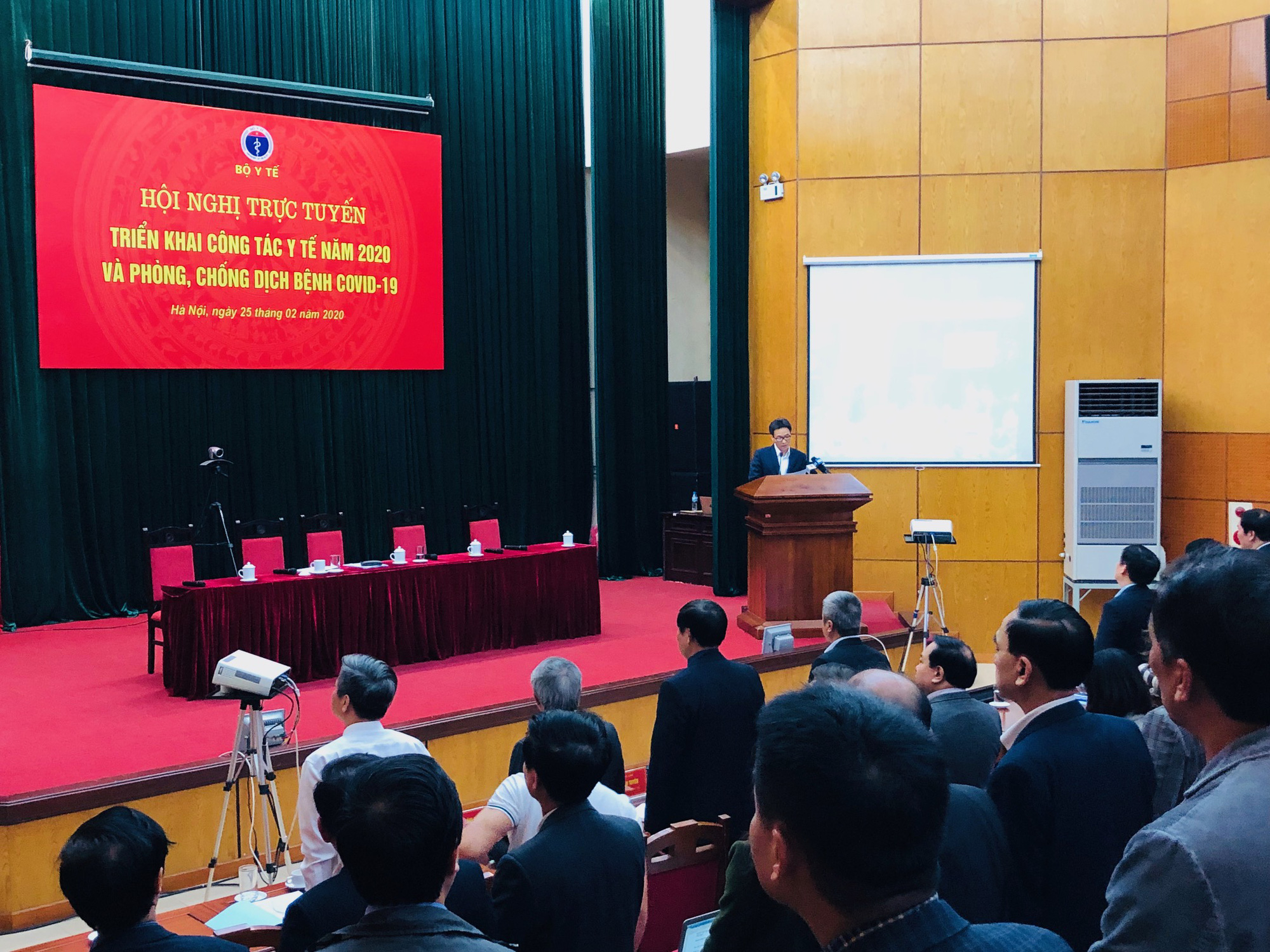 Phó Thủ tướng cùng đại biểu ở 700 điểm cầu tri ân nhân viên y tế nhân Ngày thầy thuốc VN