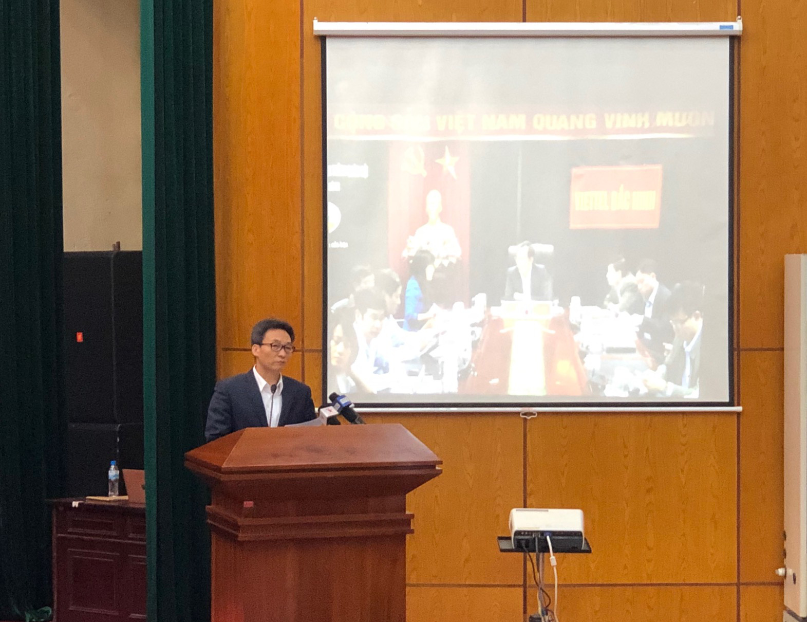 Ph&oacute; Thủ tướng c&ugrave;ng đại biểu ở 700 điểm cầu tri &acirc;n nh&acirc;n vi&ecirc;n y tế nh&acirc;n Ng&agrave;y thầy thuốc VN - Ảnh 1.