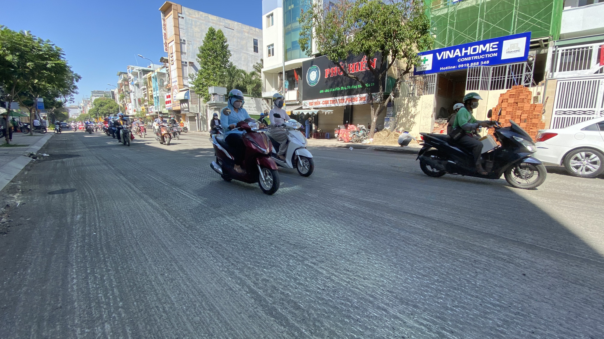 Loạng choạng tay lái đi qua con đường "tróc lở" giữa trung tâm TP HCM
