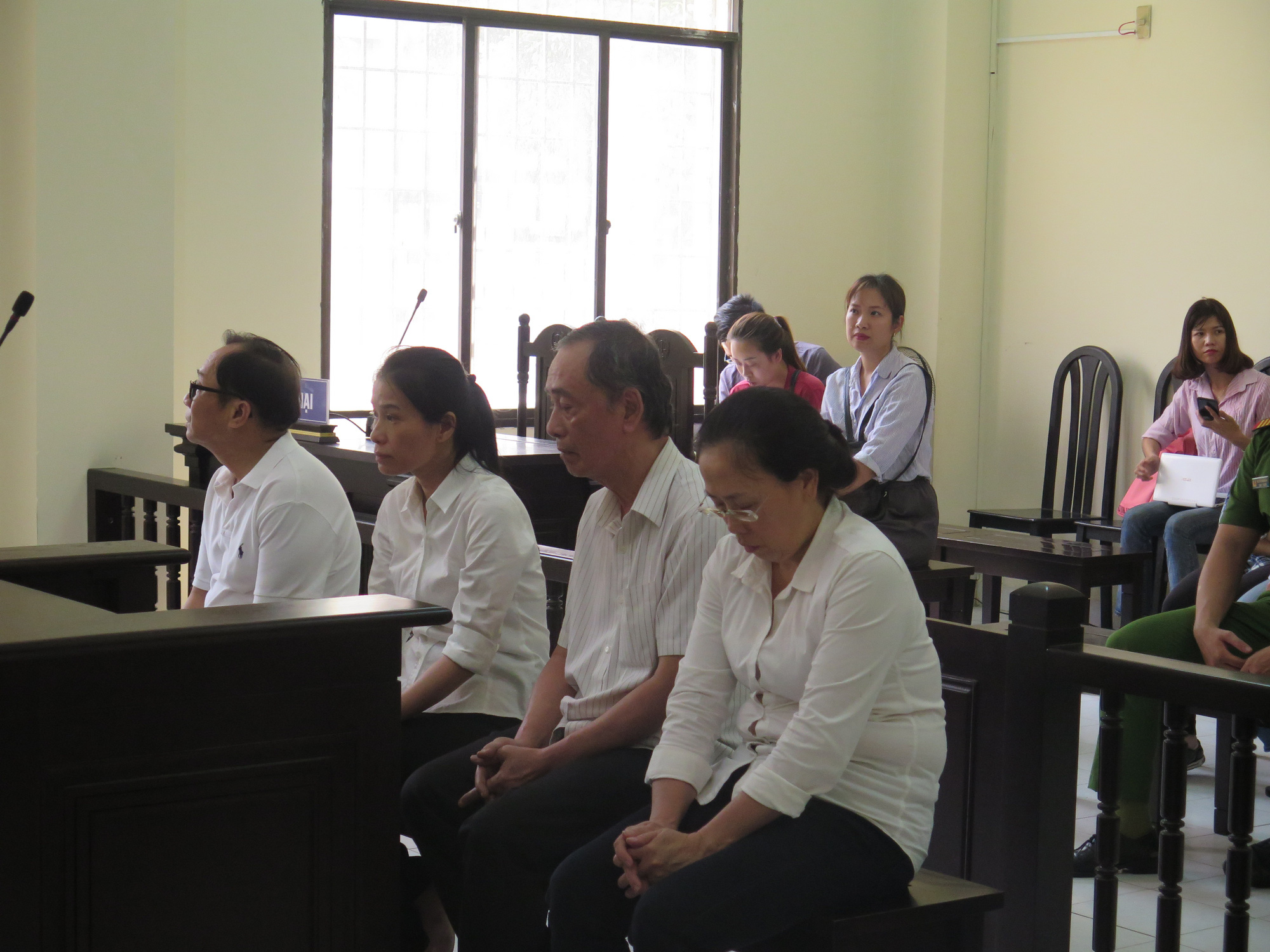 Ép nhiều hộ kinh doanh chi tiền bồi dưỡng hàng trăm triệu đồng, cựu cán bộ thuế lãnh án