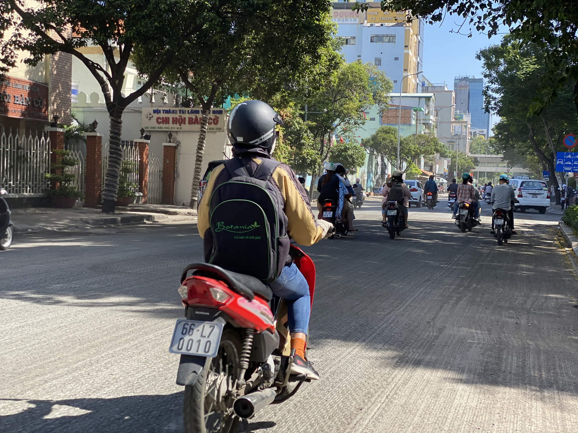 Loạng choạng tay l&aacute;i đi qua con đường tr&oacute;c lở giữa trung t&acirc;m TP HCM - Ảnh 5.
