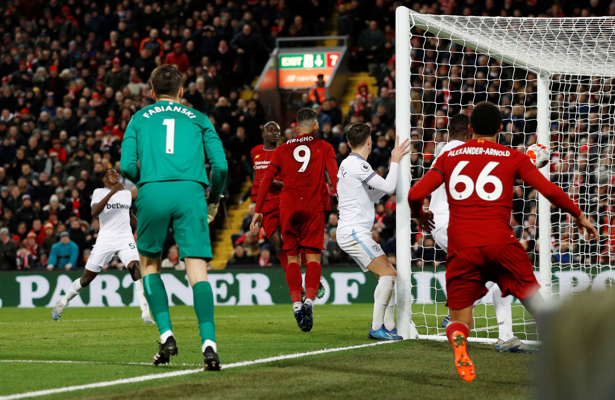 Ngược d&ograve;ng ngoạn mục ở Anfield, Liverpool nối d&agrave;i kỷ lục - Ảnh 8.