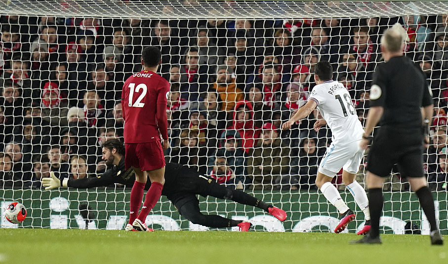 Ngược d&ograve;ng ngoạn mục ở Anfield, Liverpool nối d&agrave;i kỷ lục - Ảnh 4.