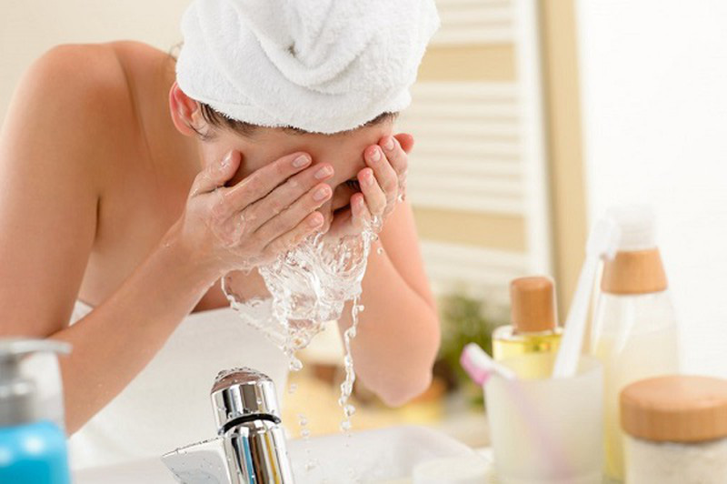 Mẹo chăm sóc da bằng nước muối sinh lý