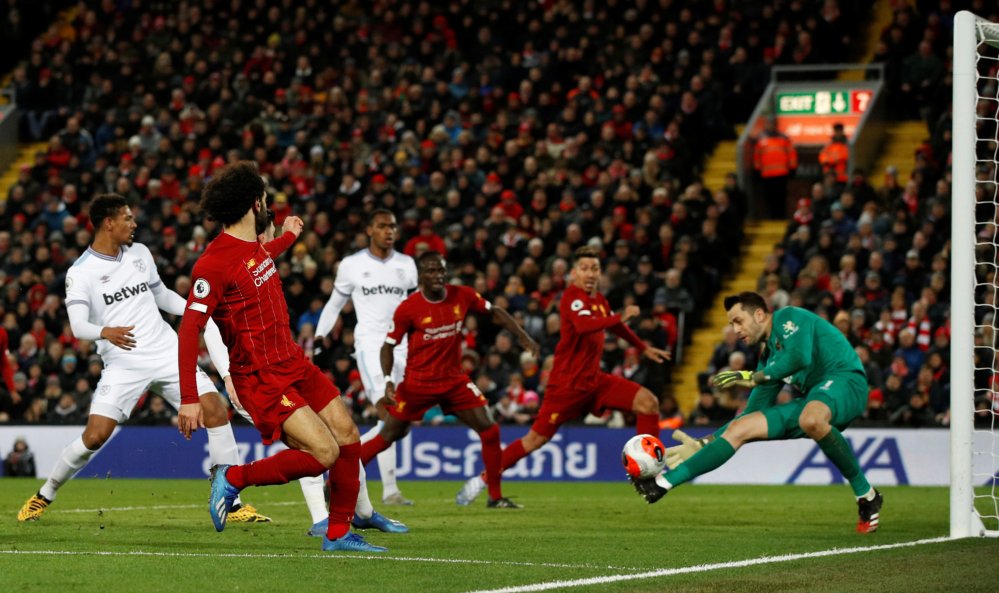 Ngược d&ograve;ng ngoạn mục ở Anfield, Liverpool nối d&agrave;i kỷ lục - Ảnh 1.
