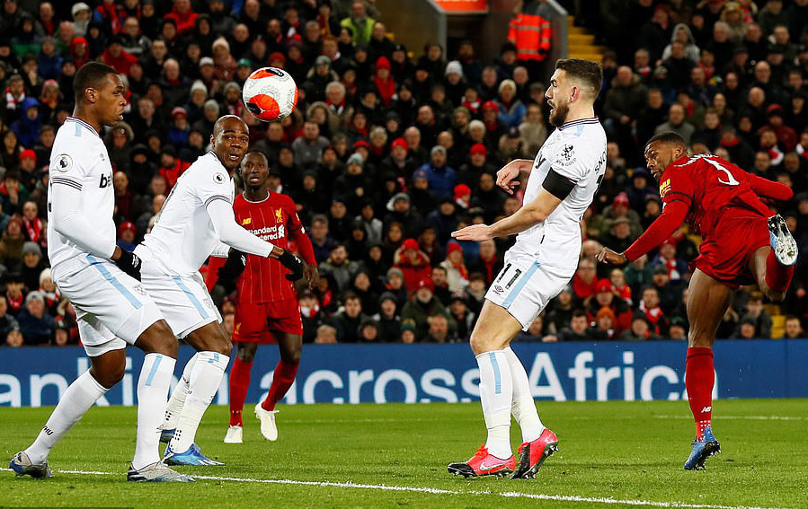 Ngược d&ograve;ng ngoạn mục ở Anfield, Liverpool nối d&agrave;i kỷ lục - Ảnh 2.