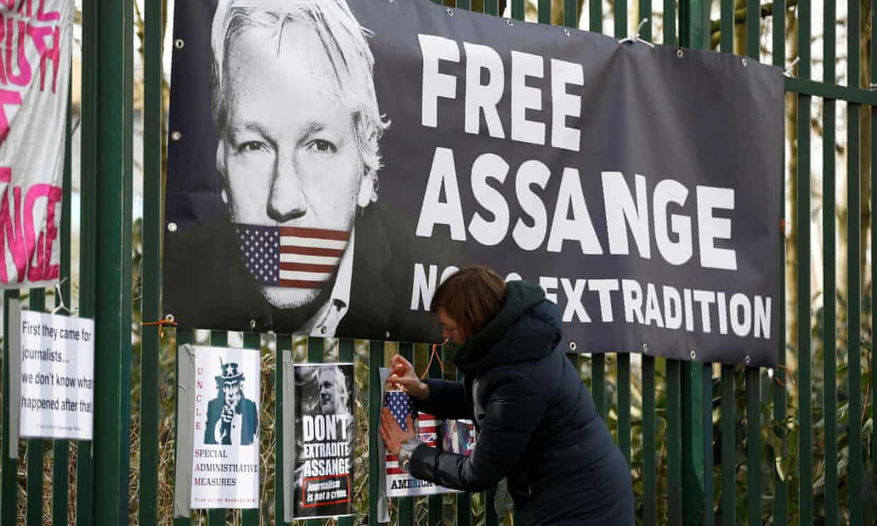 Luật sư tố việc ông chủ WikiLeaks bị còng tay và bắt khoả thân