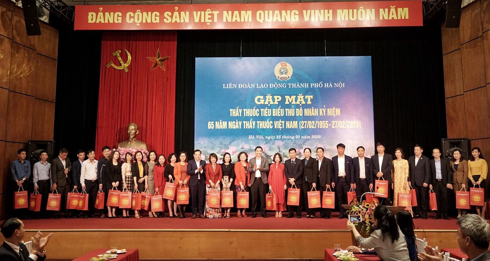 Gặp mặt, động viên đội ngũ thầy thuốc