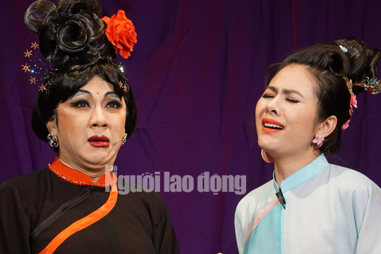 Khán giả đeo khẩu trang xem bà Tú Thành Lộc diễn - Ảnh 1.