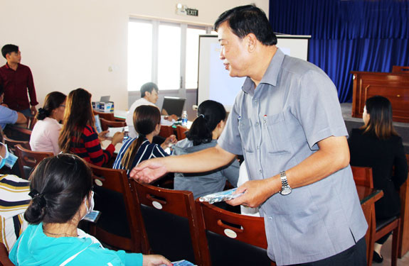Cà Mau: Tặng 1.500 khẩu trang y tế cho công nhân - Ảnh 1.