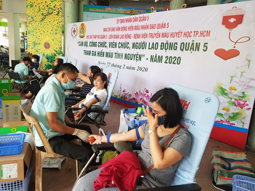 300 CNVC-LĐ tình nguyện hiến máu