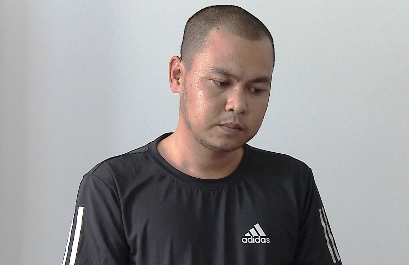 CLIP: Nhiều người k&eacute;o đến xem c&ocirc;ng an bắt đối tượng từng đối đầu với nh&oacute;m giang hồ - Ảnh 2.