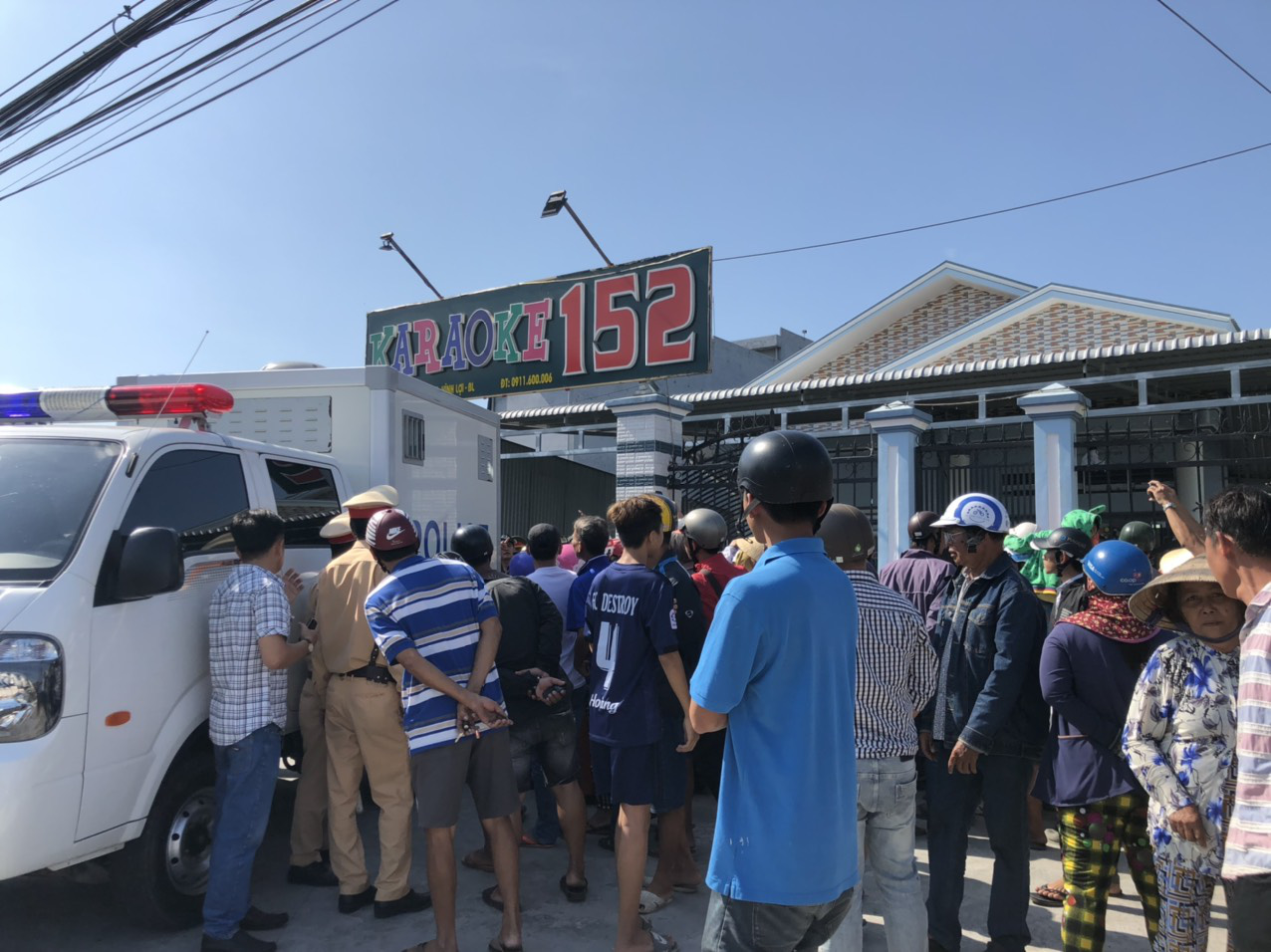 CLIP: Nhiều người kéo đến xem công an bắt đối tượng từng đối đầu với nhóm giang hồ