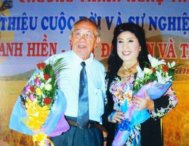 Các nghệ sĩ Thanh Tuấn, Lệ Thủy, Cẩm Tiên tiếc thương soạn giả Thanh Hiền