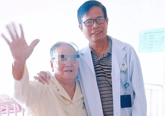 Cụ &ocirc;ng 96 tuổi mừng đến ph&aacute;t kh&oacute;c khi được s&aacute;ng mắt sau 3 năm m&ugrave; l&ograve;a - Ảnh 1.