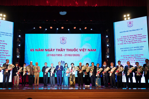 Thủ tướng: Hình ảnh thầy thuốc hết lòng cứu chữa người bệnh Covid-19 lay động triệu triệu con tim - Ảnh 3.