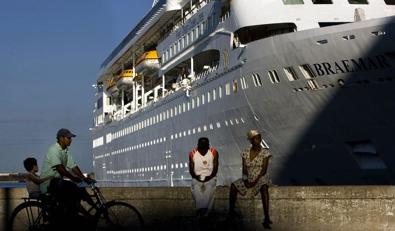 Du thuyền bị “hắt hủi” vì dịch Covid-19 gây hỗn loạn ở biển Caribbe