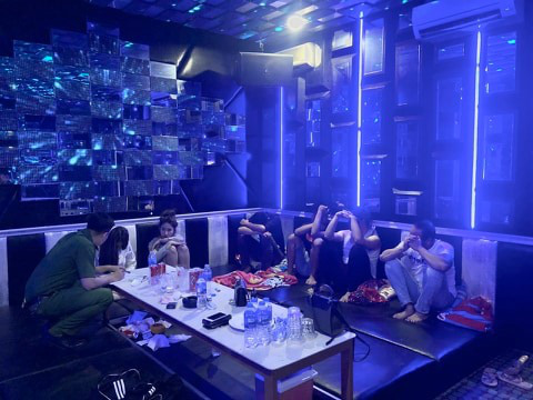 Tiệc thác loạn trong quán karaoke M&T bị đánh úp - Ảnh 1.