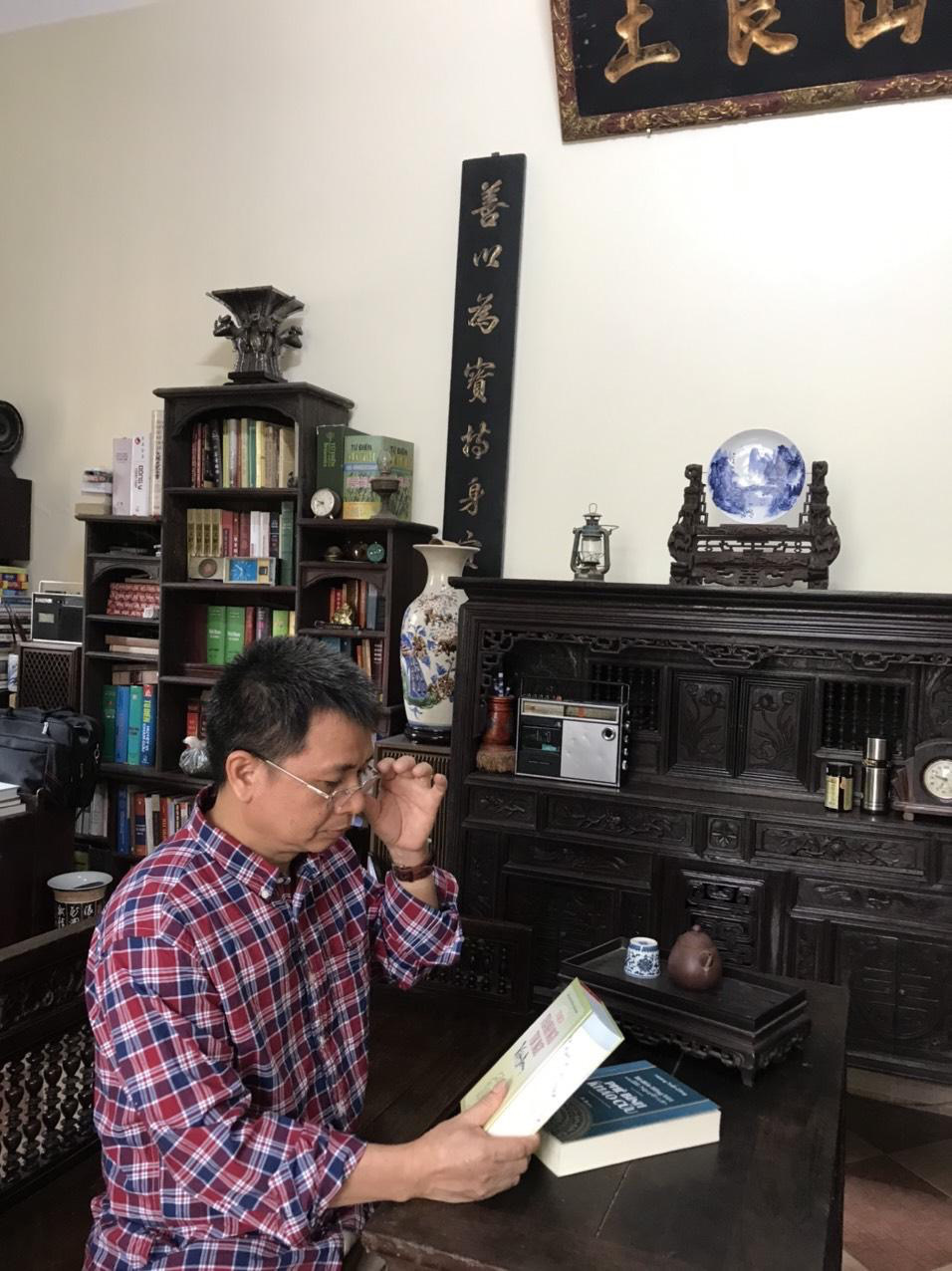 Cộng t&aacute;c vi&ecirc;n B&aacute;o Người Lao Động lật tẩy nh&oacute;m đạo văn để l&agrave;m từ điển - Ảnh 1.