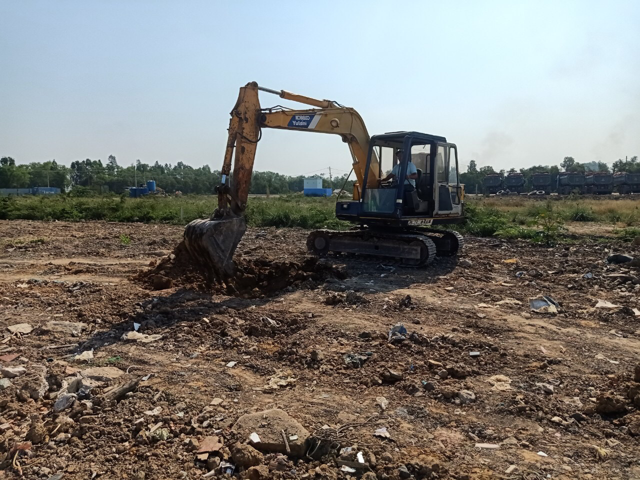 Ph&aacute;t hiện b&ugrave;n thải nghi l&agrave; nguy hại ch&ocirc;n l&eacute;n tại B&igrave;nh Ch&aacute;nh - Ảnh 2.