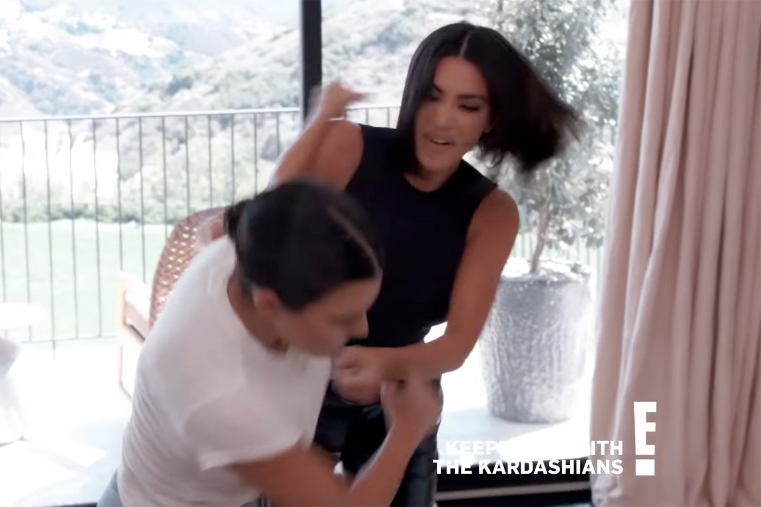 Chị em Kim Kardashian bị chê "làm trò" khi đánh nhau trên truyền hình