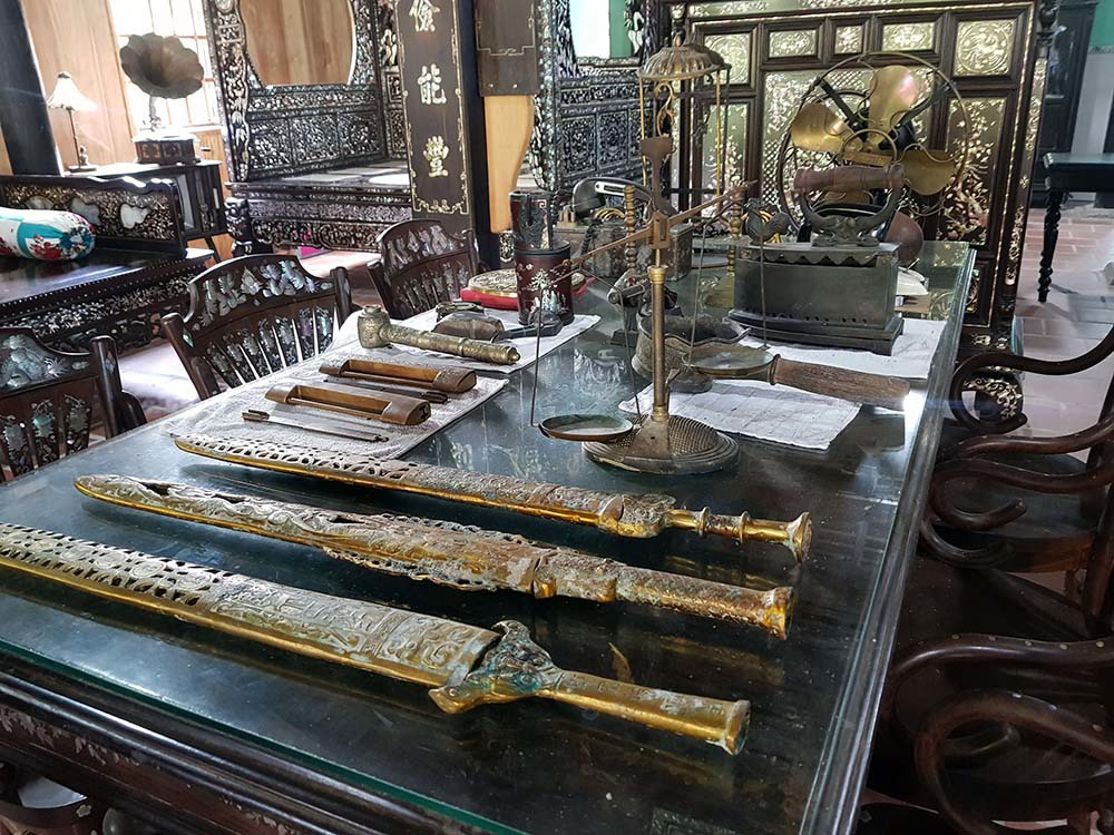 Chi&ecirc;m ngưỡng căn nh&agrave; c&oacute; hơn 100 b&aacute;u vật độc nhất ở miền T&acirc;y - Ảnh 17.