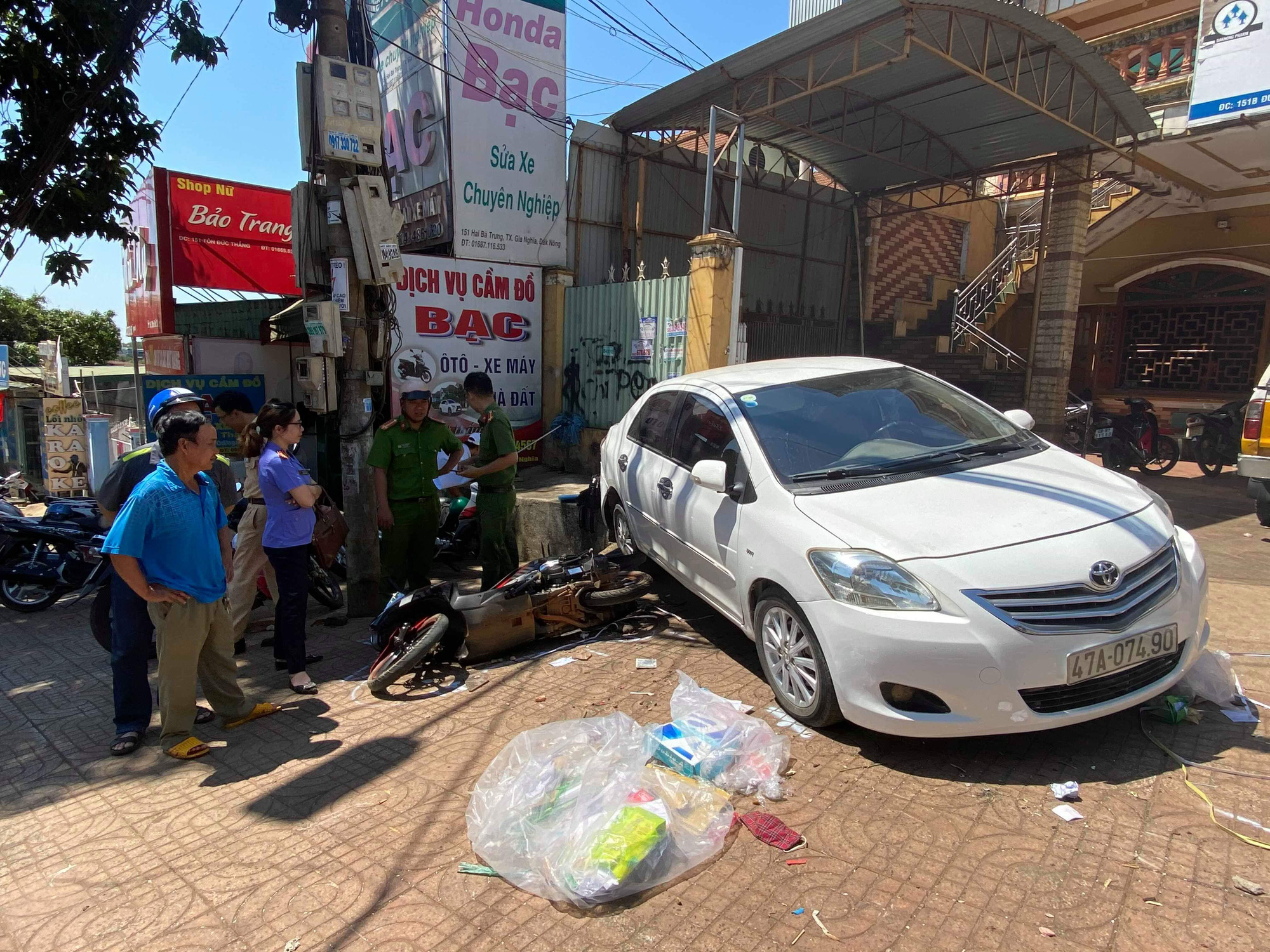 Hy hữu: Xe con vắng chủ trôi tự do trên đường tông 1 người tử vong