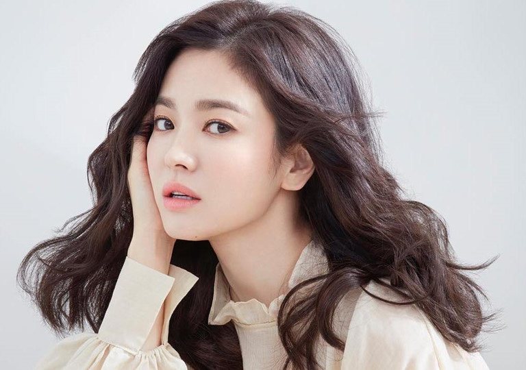Khắc nghiệt như showbiz Hàn: Đóng góp chống Covid-19 cũng bị chửi