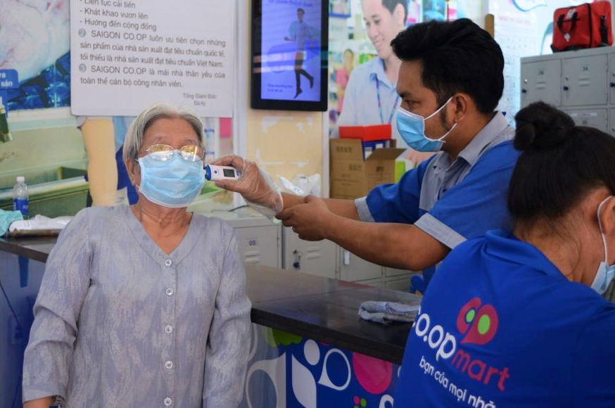 Si&ecirc;u thị tung nhiều biện ph&aacute;p ph&ograve;ng dịch Covid-19 - Ảnh 1.