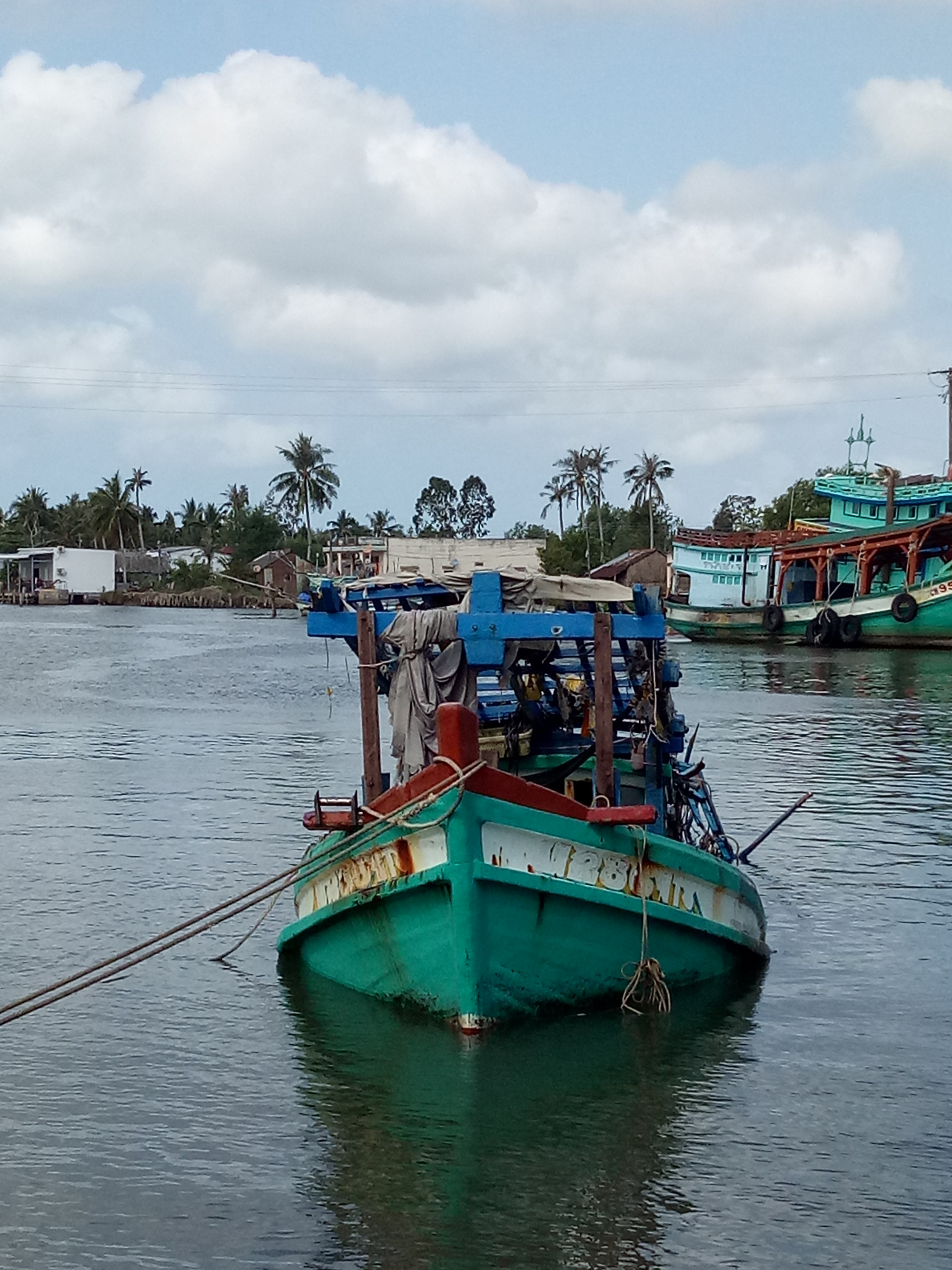 Kẹt trong hầm khi t&agrave;u ch&igrave;m, 3 người chết thương t&acirc;m - Ảnh 1.