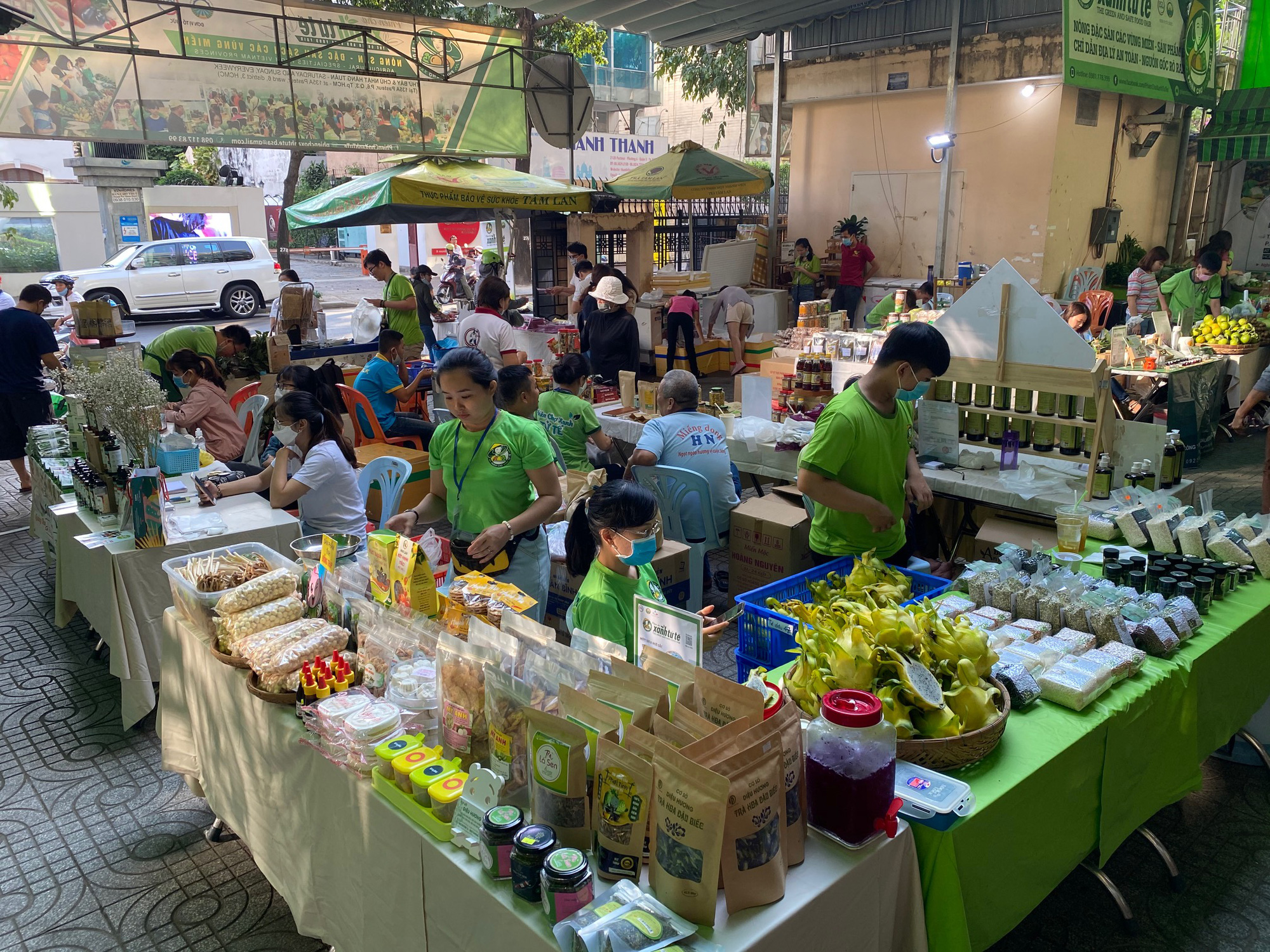 Nhiều người t&ograve; m&ograve; với b&uacute;n dưa hấu v&agrave; b&aacute;nh tr&aacute;ng thanh long tại phi&ecirc;n chợ Xanh  - Ảnh 1.