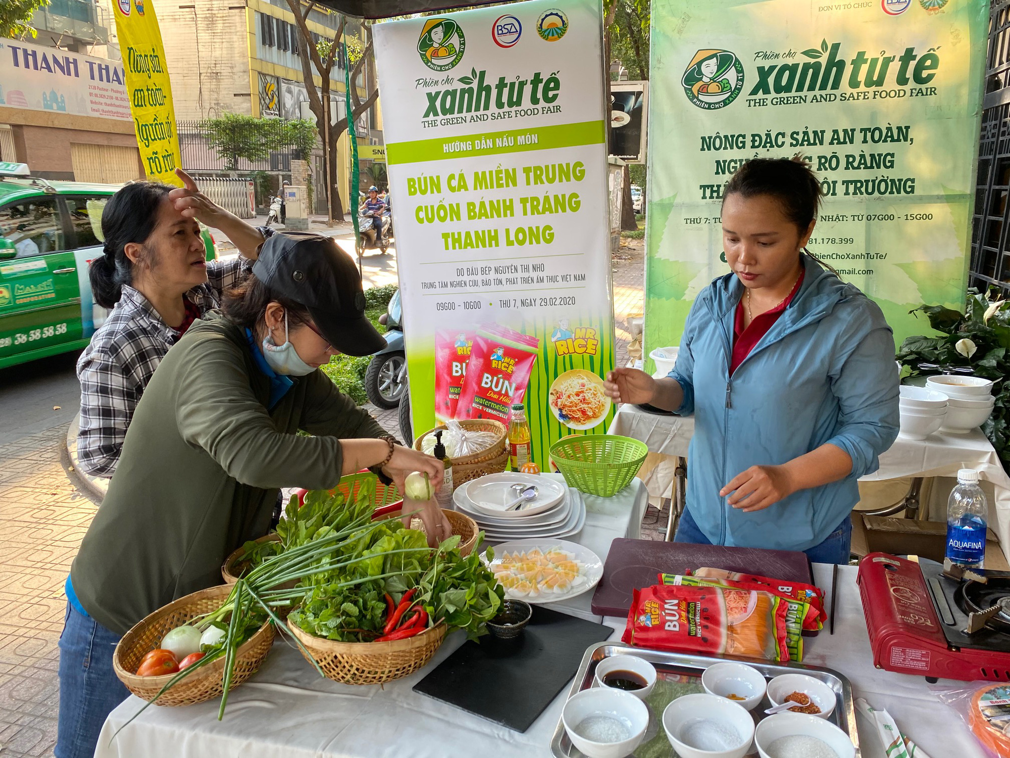 Nhiều người t&ograve; m&ograve; với b&uacute;n dưa hấu v&agrave; b&aacute;nh tr&aacute;ng thanh long tại phi&ecirc;n chợ Xanh  - Ảnh 5.