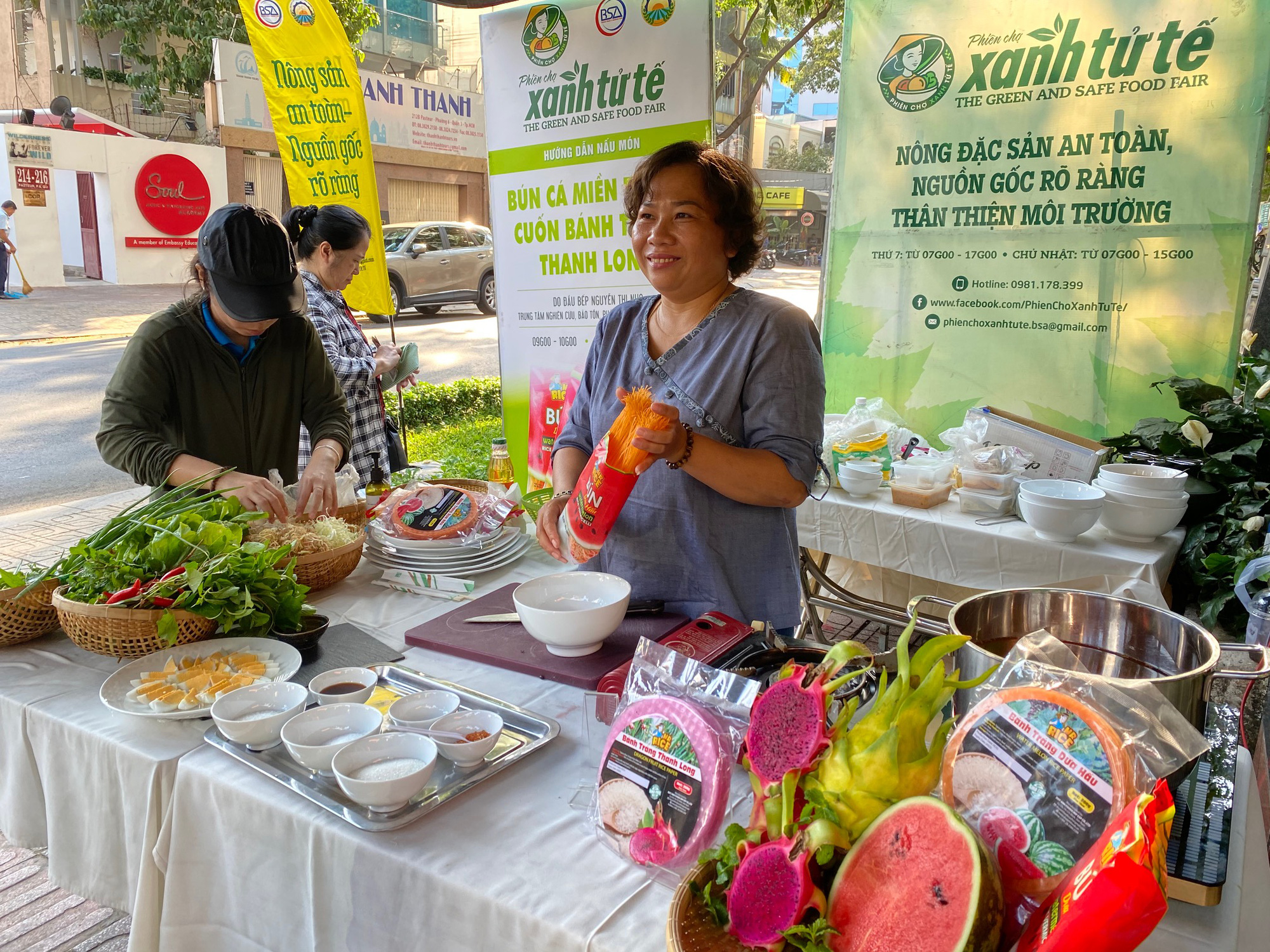 Nhiều người t&ograve; m&ograve; với b&uacute;n dưa hấu v&agrave; b&aacute;nh tr&aacute;ng thanh long tại phi&ecirc;n chợ Xanh  - Ảnh 3.