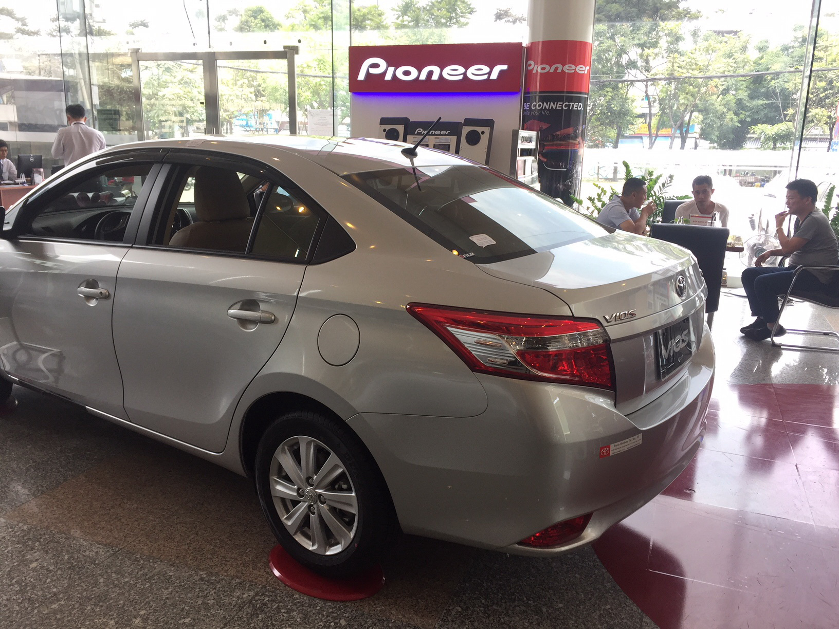 Toyota lại triệu hồi cả ngàn xe Vios, Corolla Altis, Lexus vì lỗi túi khí