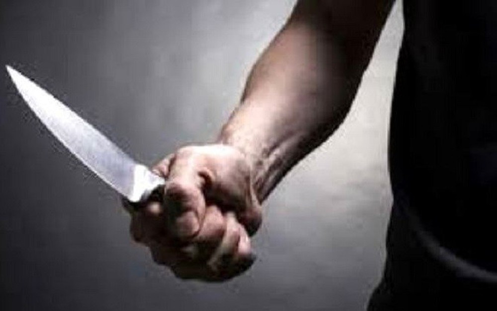Đang chở con đi, một phụ nữ bị người tình chặn xe chém tử vong